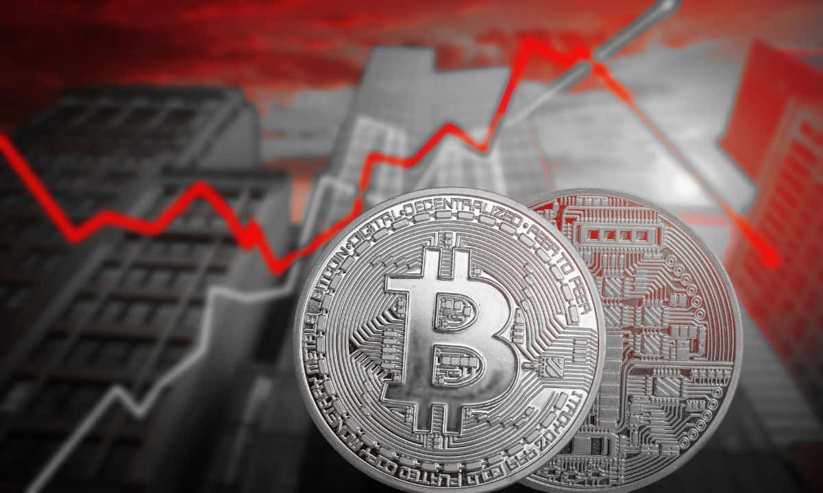 Bitcoin Bleeds $1B Weekly but XRP and SOL Defy Market Panic
